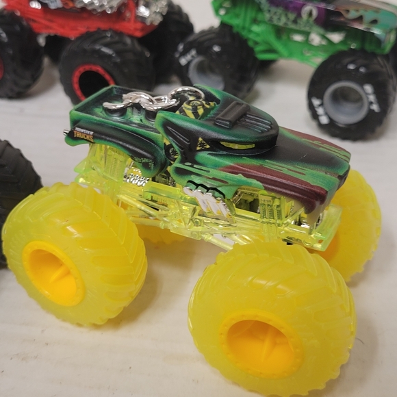Lot of 6 Monster Jam trucks - Picture 4 of 6